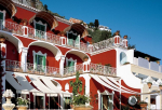 facing-the-deep-blue-mediterranean-sea-le-sirenuse-hotel-768x705